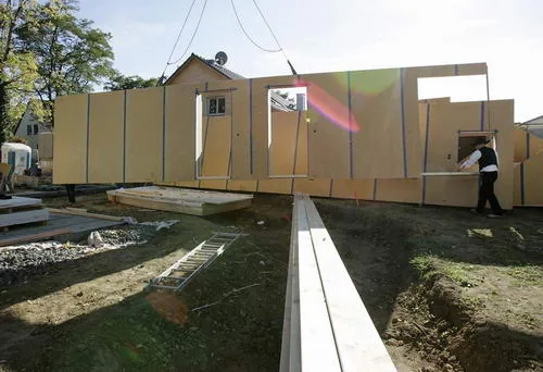 Descarga del camión en el sitio de construcción