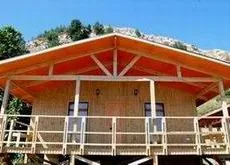 Cabaña de madera con terraza y techo a dos aguas