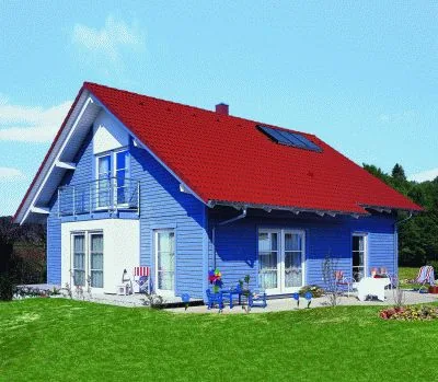 Casa prefabricada de fachada azul con techo rojo