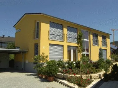 Casa prefabricada amarilla de dos pisos