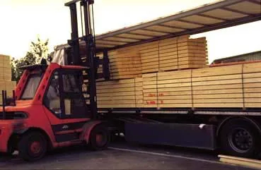 La madera se entrega en camiones