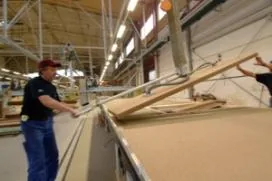 Colocando un panel de aislación con ayuda mecánica